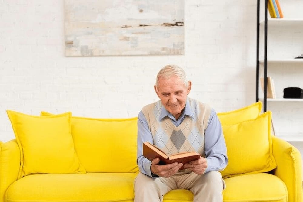 Hombre mayor leyendo un libro