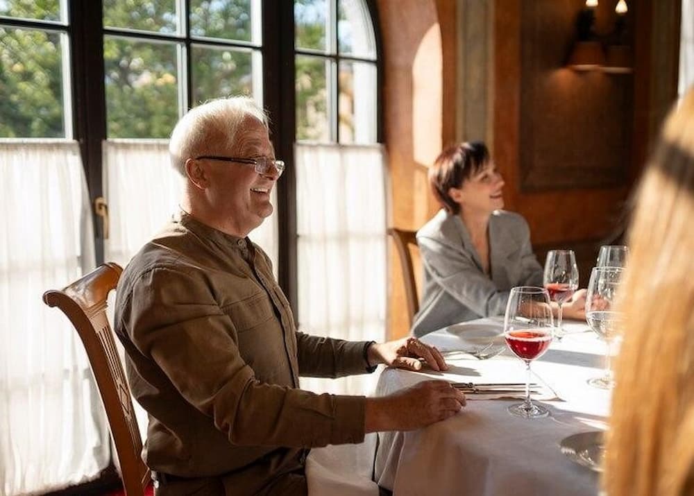 Adultos mayores comiendo fuera de casa durante el verano