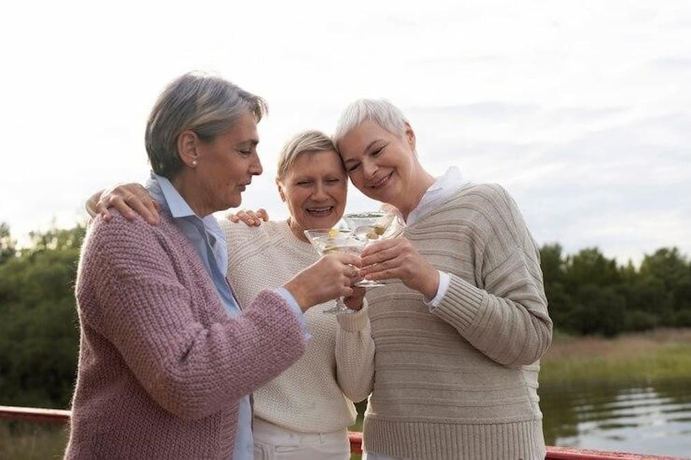 Adultos mayores celebrando el Día de la Amistad