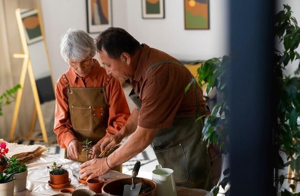 Adultos mayores trabajando con plantas en el Día de la Amistad