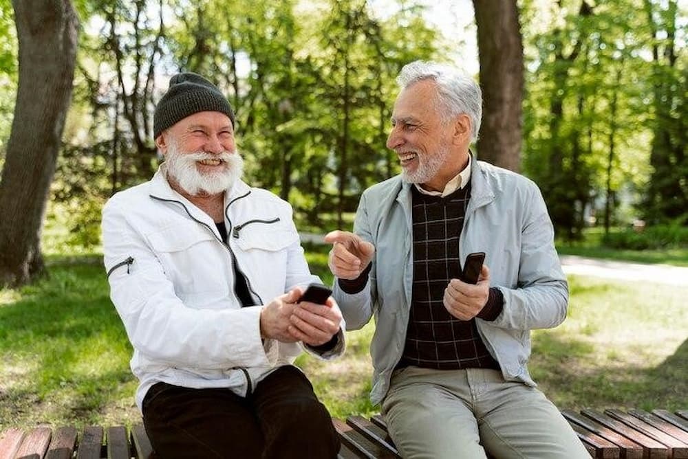 Adultos mayores riendo el Día de la Amistad