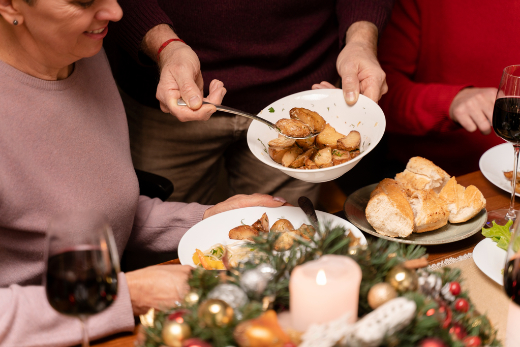 Persona sirviendo comida durante cena de Navidad