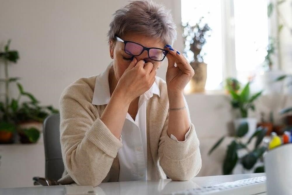 Mujer mayor con problemas de visión por ictus