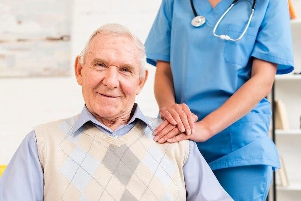 Adulto mayor recibiendo atención médica durante su estancia temporal en residencia