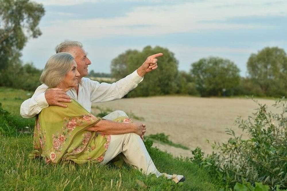 Adultos mayores disfrutando de actividades para hacer en verano