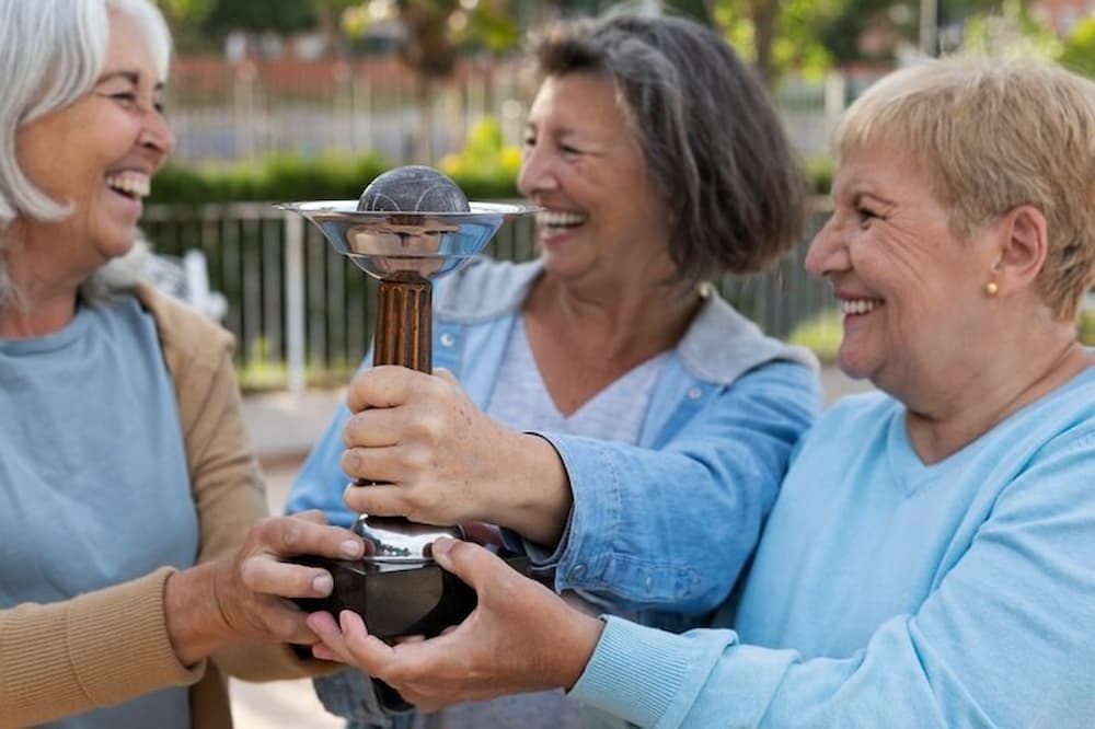 Personas mayores participando en actividades socioculturales