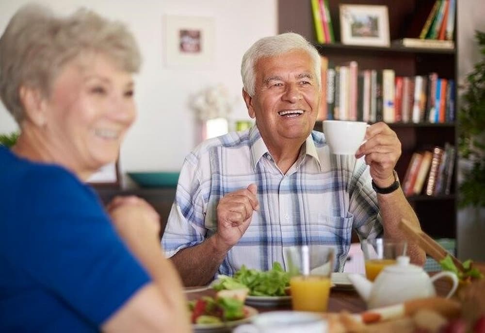 Adultos mayores comiendo alimentos ricos en potasio