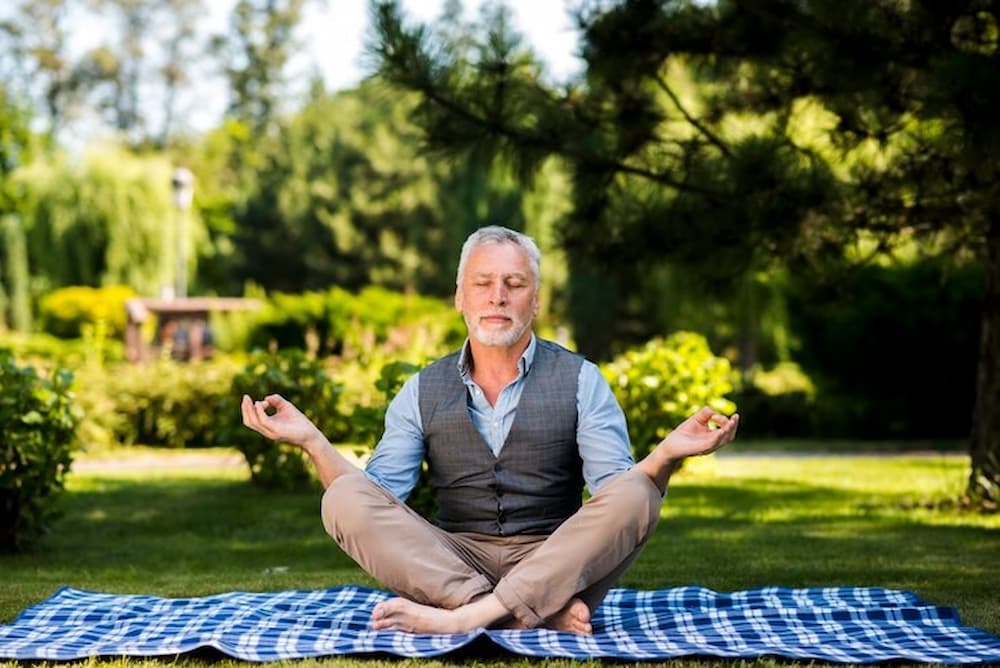 Adulto mayor aprovechando los beneficios de la meditación