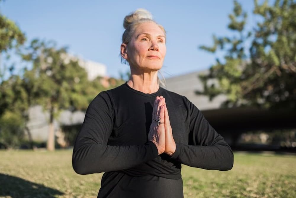 Mujer mayor empezando a meditar