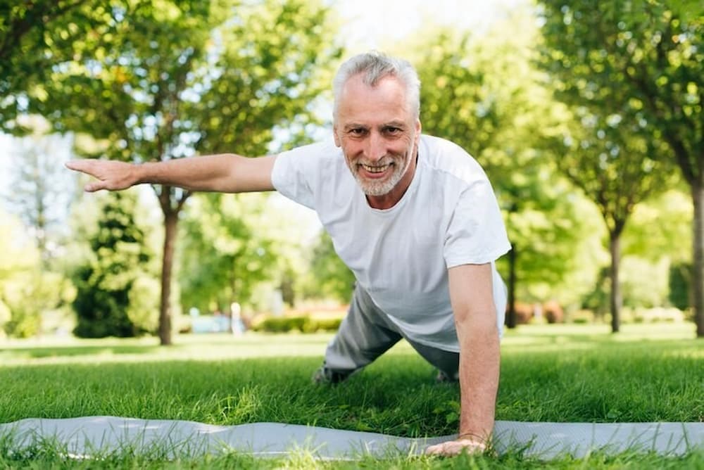 Hombre haciendo ejercicios de equilibrio recomendados