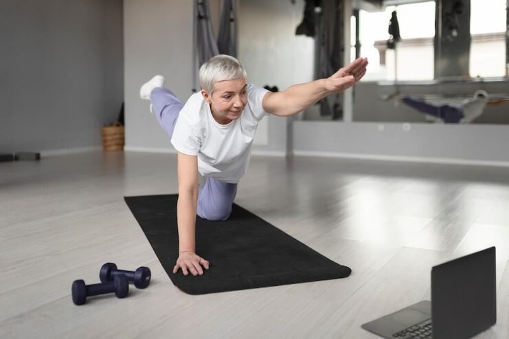 Hombre haciendo ejercicios de equilibrio recomendados