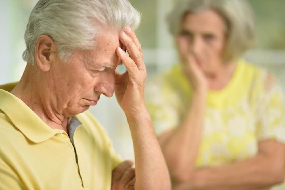 Adulto mayor con síntomas tras sufrir golpe en la cabeza