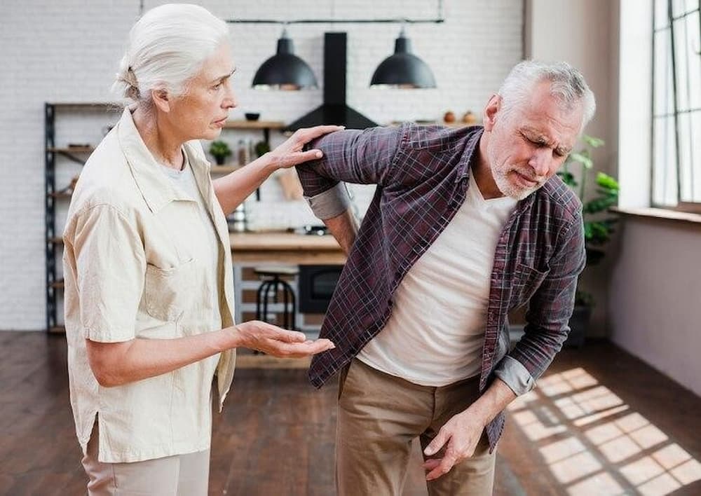 Hombre mayor con síntomas de osteoporosis