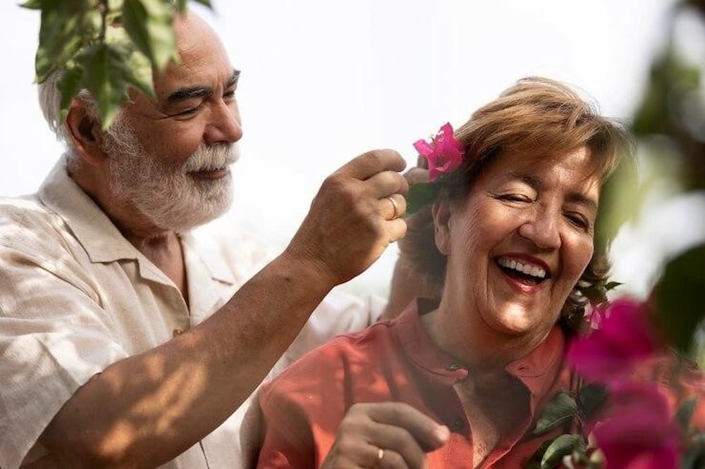 Personas mayores experimentando qué es la alegría