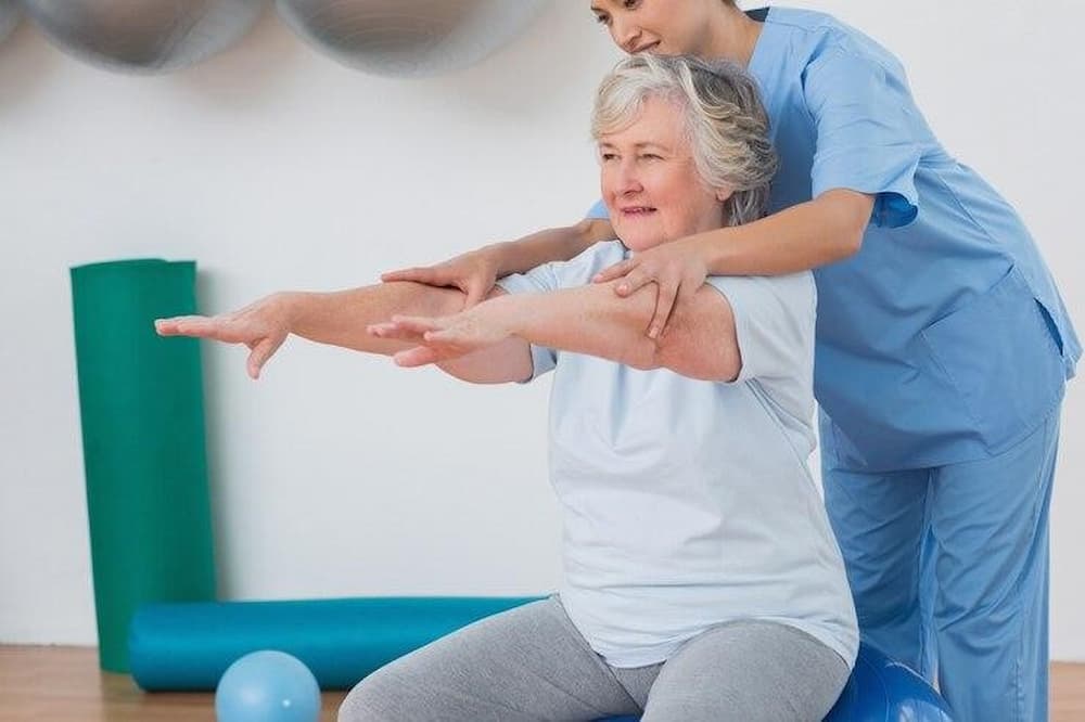 Anciana disfrutando las ventajas de la rehabilitación a domicilio