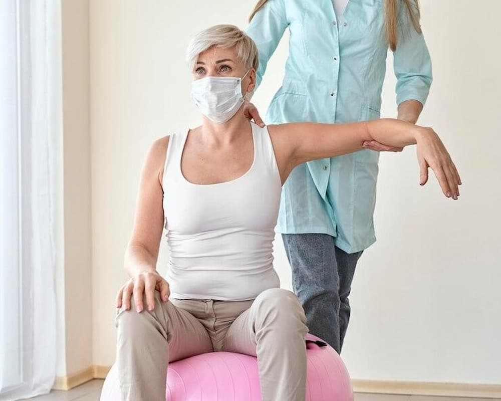 Mujer durante rehabilitación física