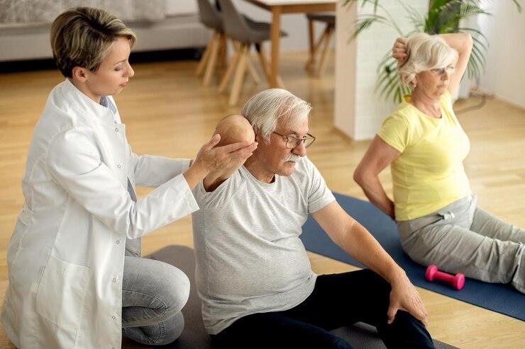 Personas mayores durante terapia ocupacional