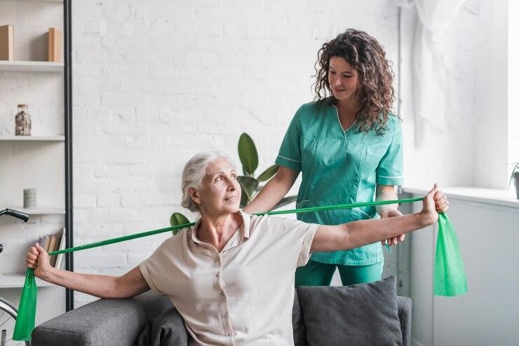 ​​Terapeuta ocupacional trabajando con mujer mayor