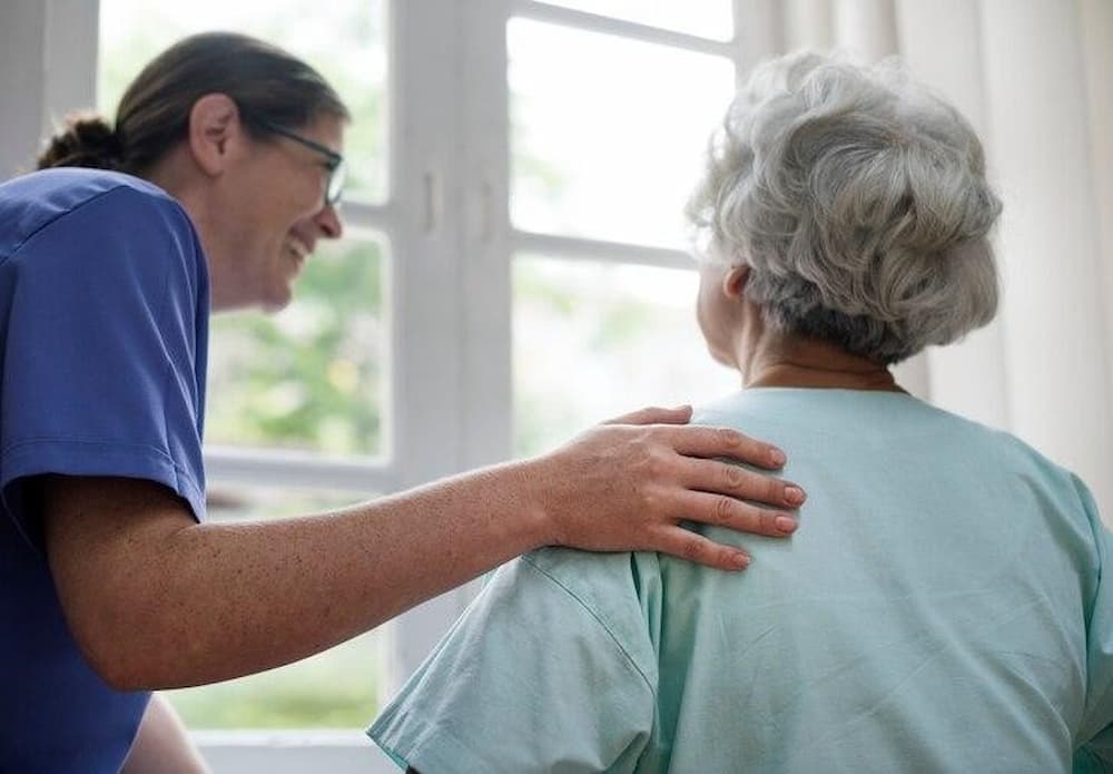 Enfermera cuidando a una adulta mayor