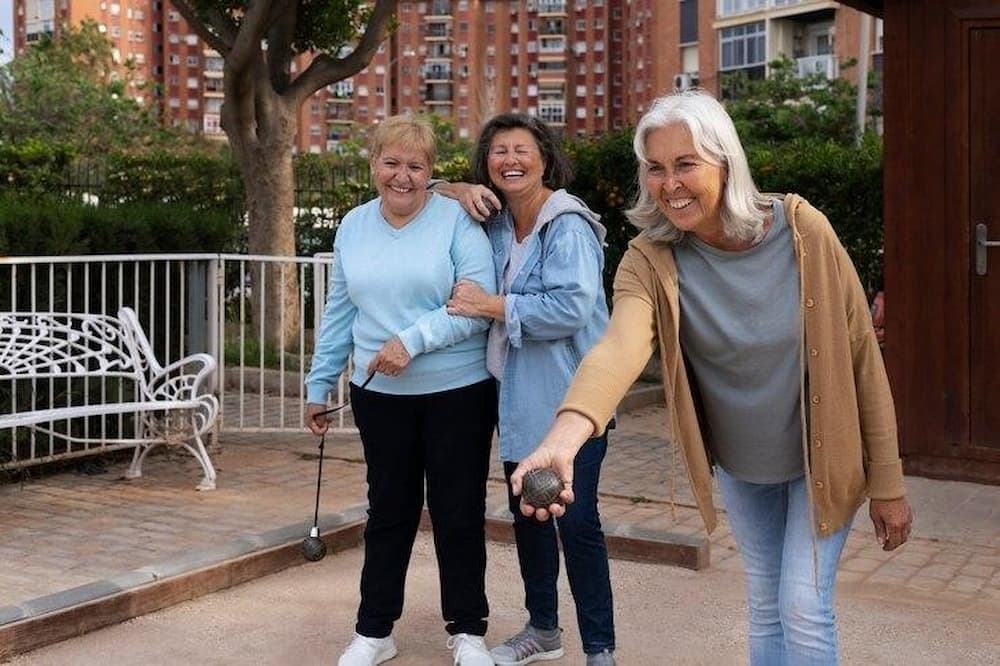 Adultos mayores en residencia jugando y sonriendo